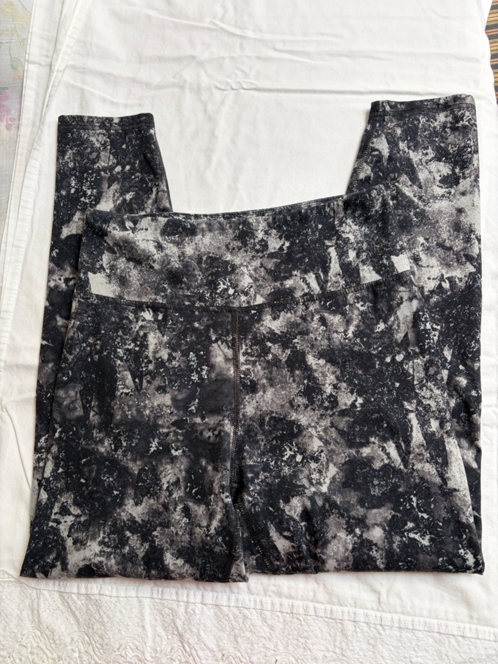 Zobha Black and Gray Marble-Print Performance Leggings